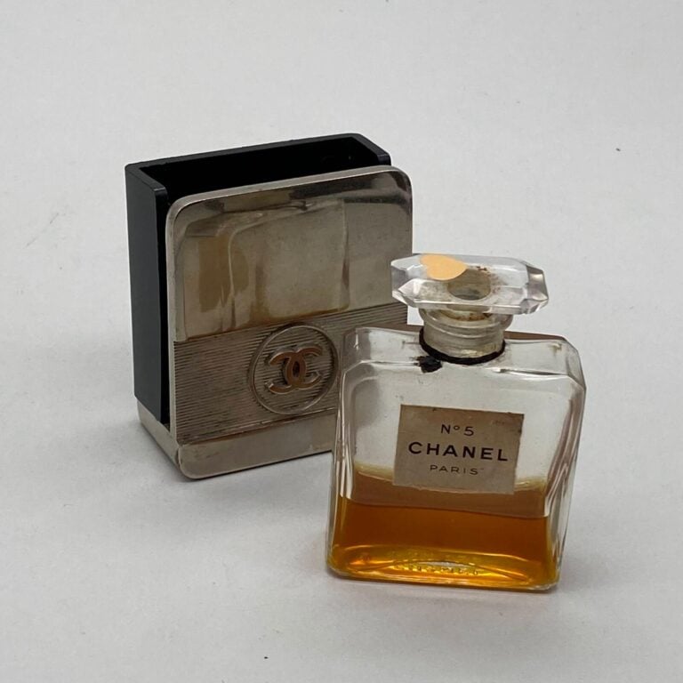 CHANEL, "Chanel N°5", Flacon de voyage dans sa présentation curieuse en métal e…
