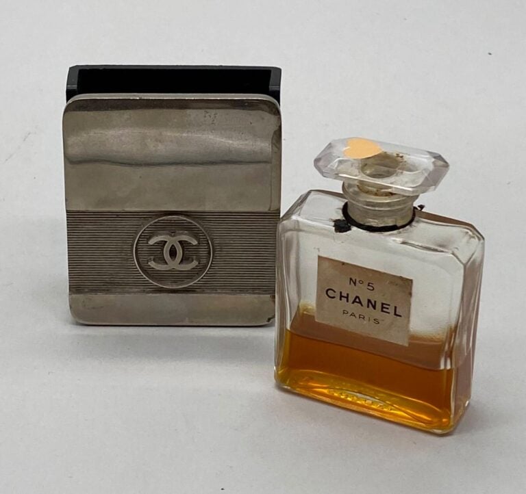CHANEL, "Chanel N°5", Flacon de voyage dans sa présentation curieuse en métal e…