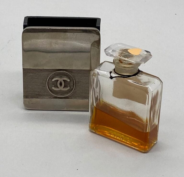 CHANEL, "Chanel N°5", Flacon de voyage dans sa présentation curieuse en métal e…