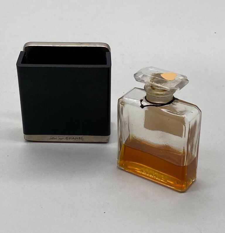 CHANEL, "Chanel N°5", Flacon de voyage dans sa présentation curieuse en métal e…