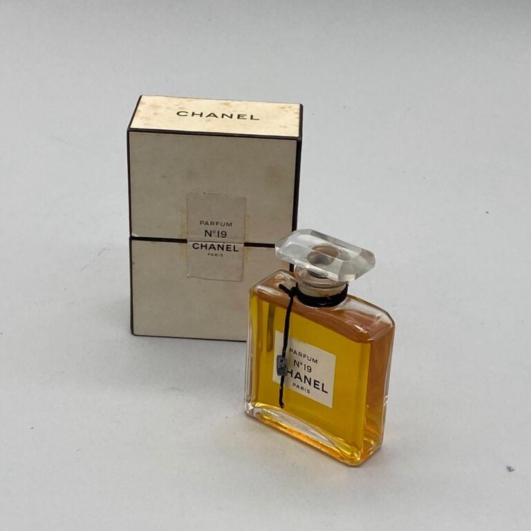 CHANEL, flacon pour "Chanel N° 19", à bouchon émeri, scellé d'origine, dans sa…