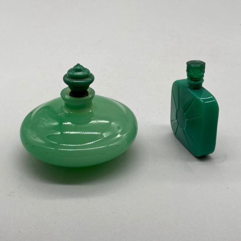 CHERIGAN, 1 flacon gourde en verre opaque vert, 1935, à bouchon émeri, sans boi…