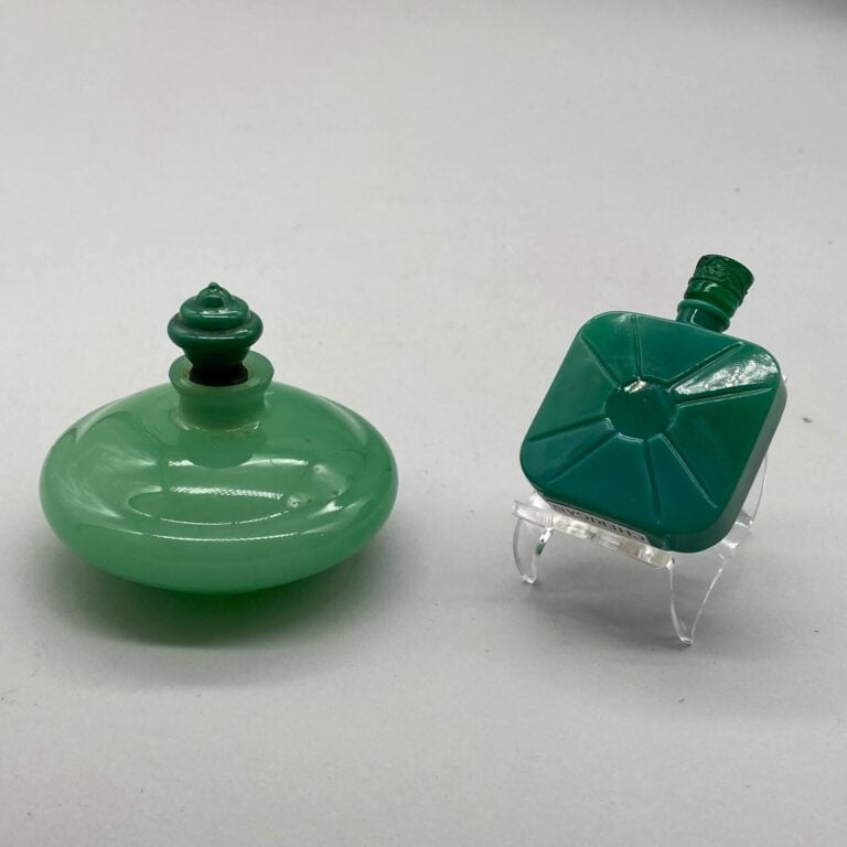 CHERIGAN, 1 flacon gourde en verre opaque vert, 1935, à bouchon émeri, sans boi…