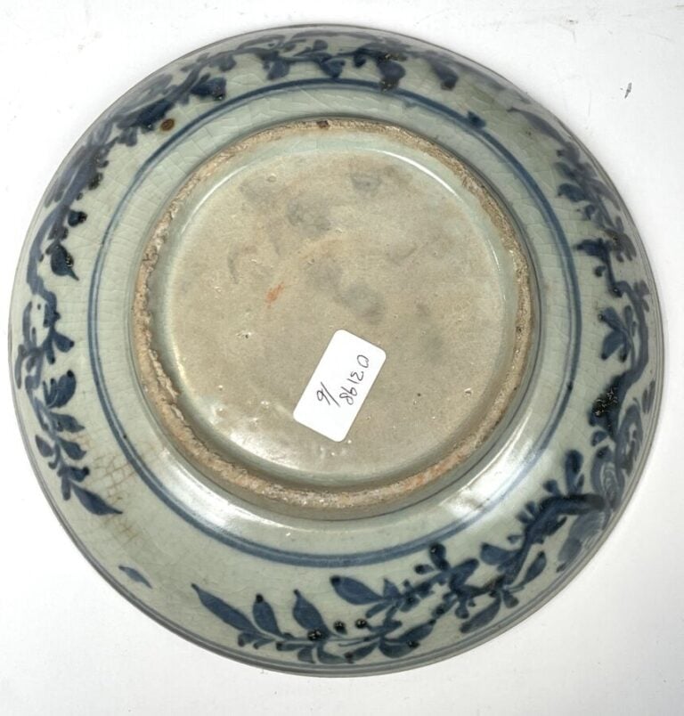 CHINE. ASSIETTE en céramique craquelée à décor d'un phénix en vol (fêle) - Diam…