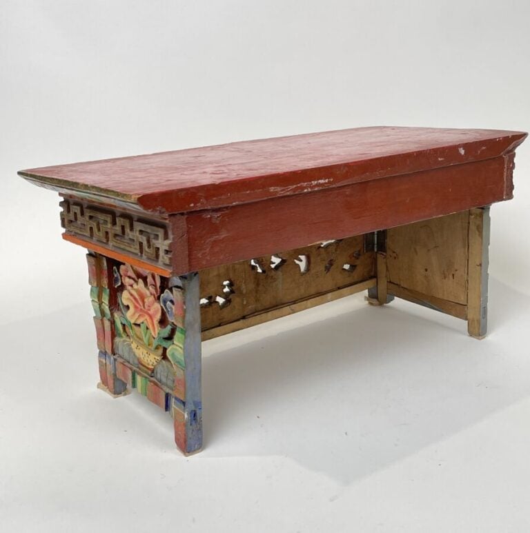 CHINE - Petit AUTEL portatif modulable en bois sculpté polychrome à décor de dr…