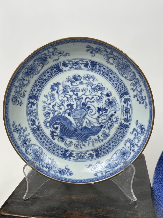 CHINE. VIETNAM. - Lot comprenant : deux COUPELLES, une ASSIETTE et un PLAT en p…