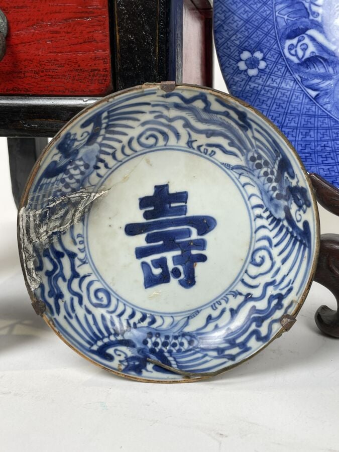 CHINE. VIETNAM. - Lot comprenant : deux COUPELLES, une ASSIETTE et un PLAT en p…