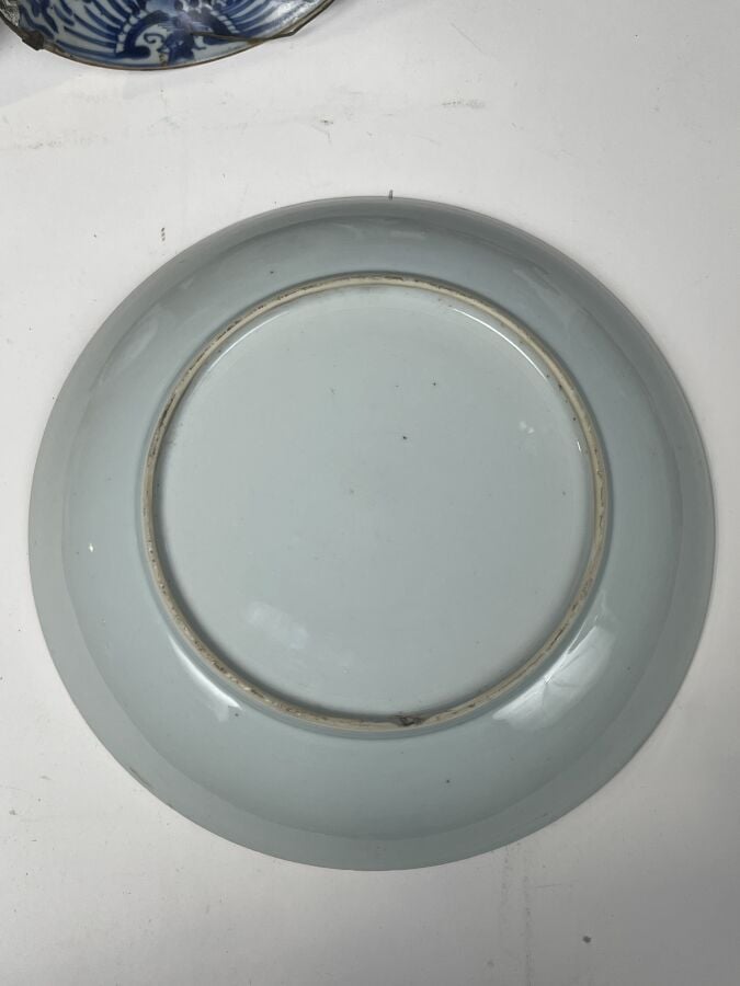 CHINE. VIETNAM. - Lot comprenant : deux COUPELLES, une ASSIETTE et un PLAT en p…