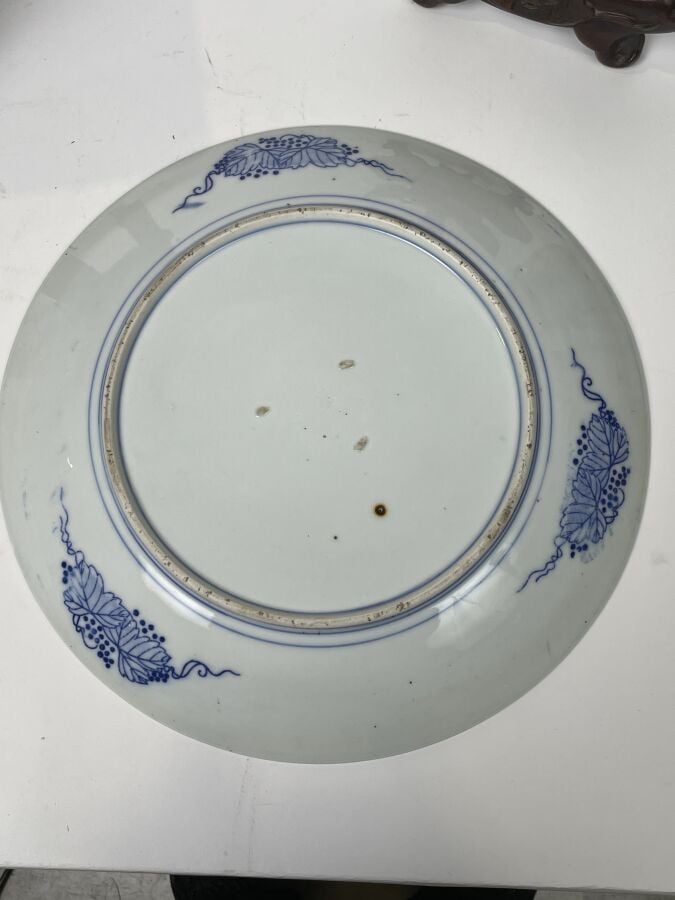 CHINE. VIETNAM. - Lot comprenant : deux COUPELLES, une ASSIETTE et un PLAT en p…