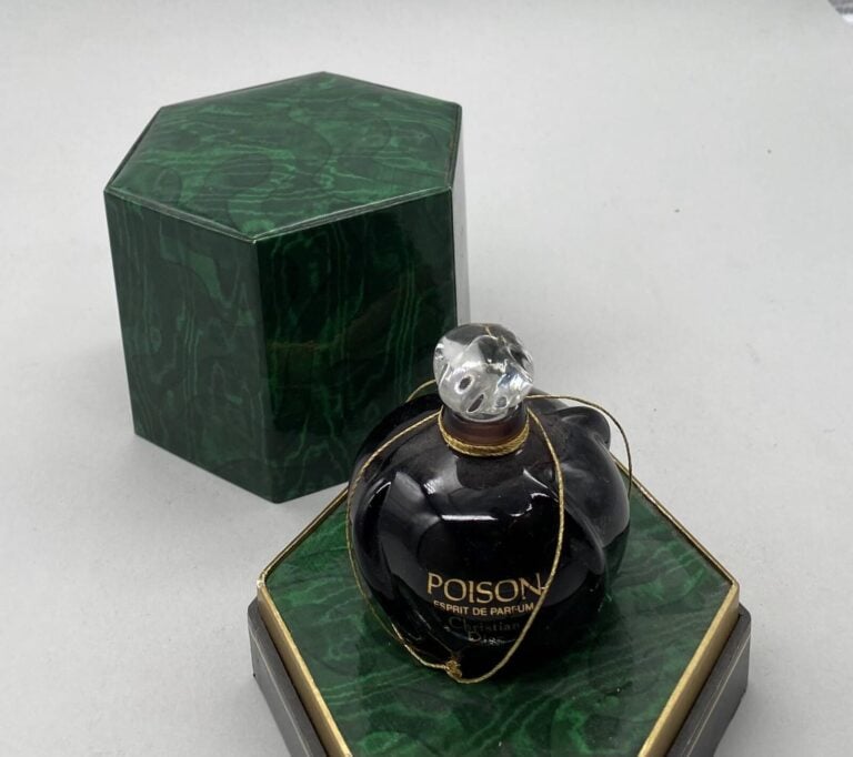 Christian DIOR, 3 flacons pour "Poison" - Flacon traditionnel pour lancement de…