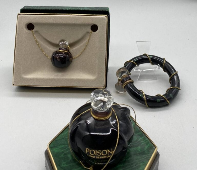 Christian DIOR, 3 flacons pour "Poison" - Flacon traditionnel pour lancement de…