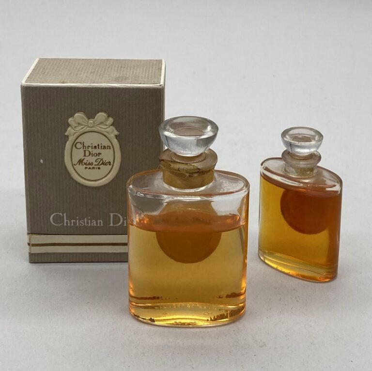 Christian DIOR, lot de 2 flacons pour 3"Miss Dior" en verre blanc l'un en boite…