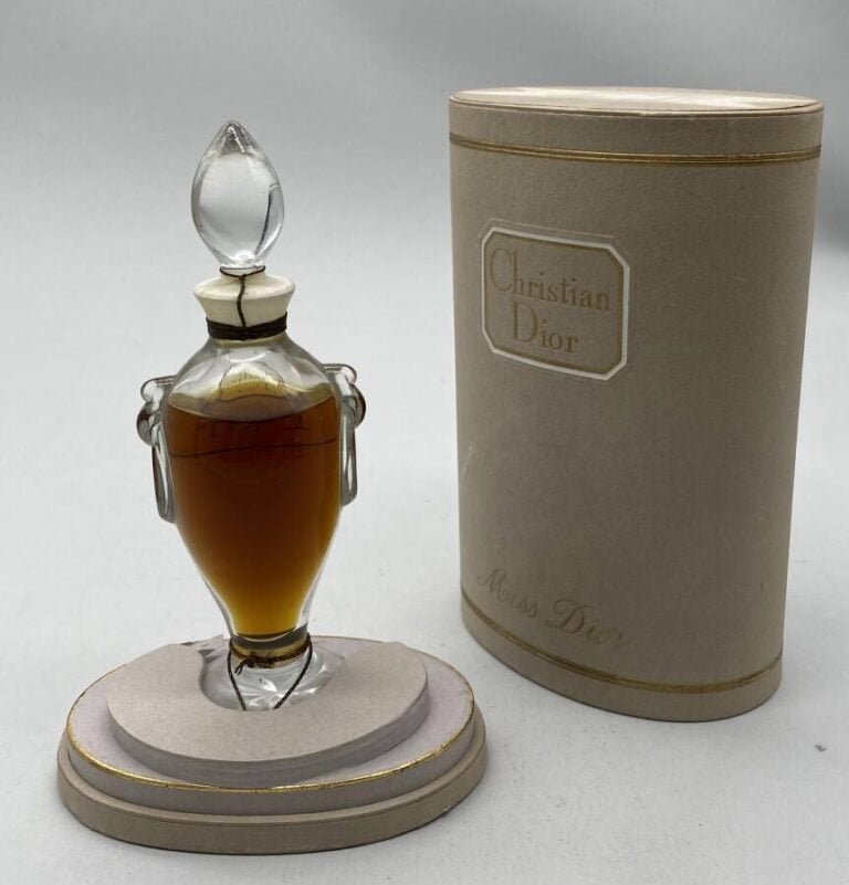 Christian DIOR, " Miss Dior" en flacon amphore à deux anses, bouchon émeri baud…