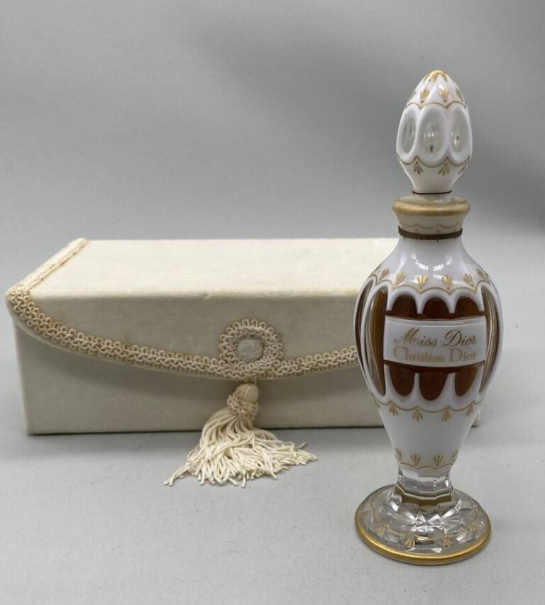 Christian DIOR " Miss Dior", flacon Baccarat overlay amphore rehaussée or, à bo…