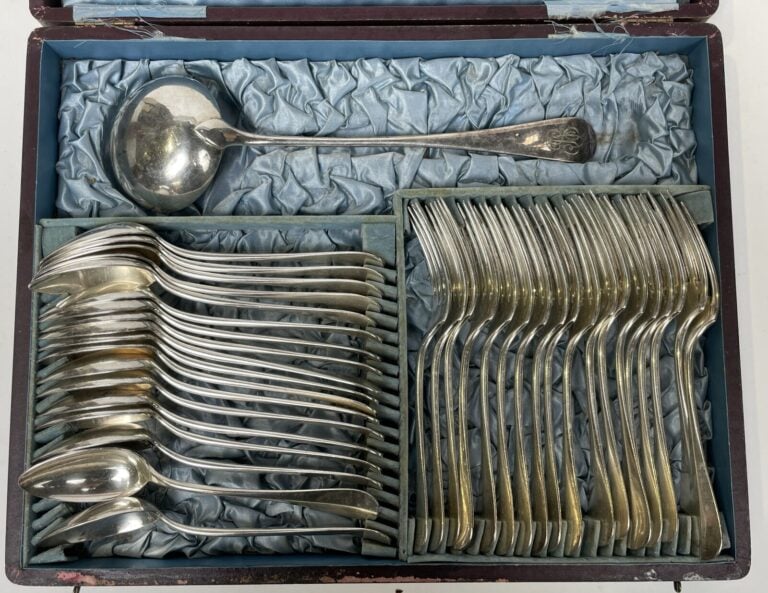 CHRISTOFLE .MENAGERE uniplat monogrammée comprenant 18 couverts et 1 louche - -…