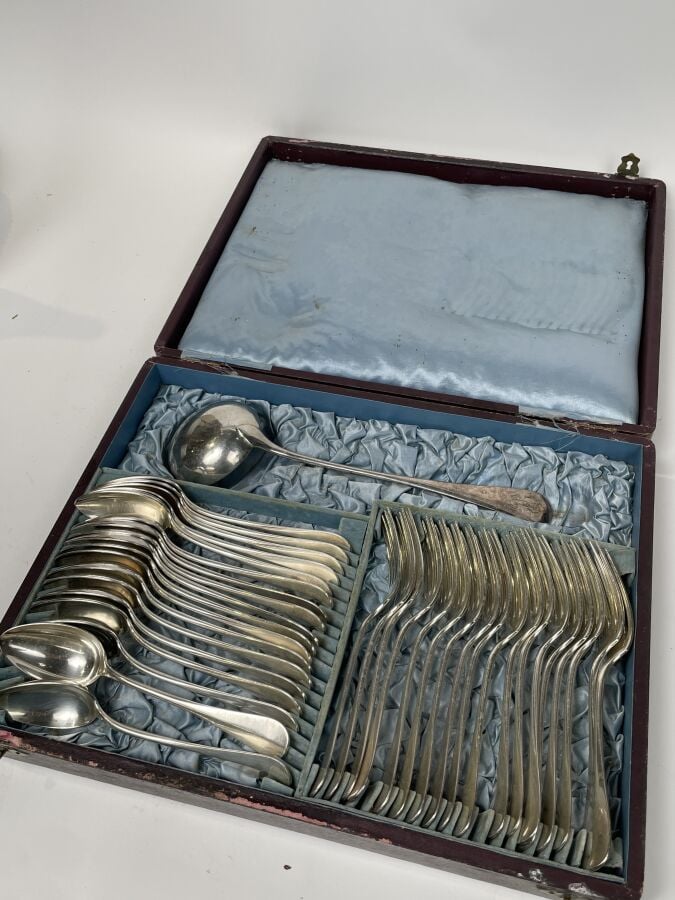 CHRISTOFLE .MENAGERE uniplat monogrammée comprenant 18 couverts et 1 louche - -…