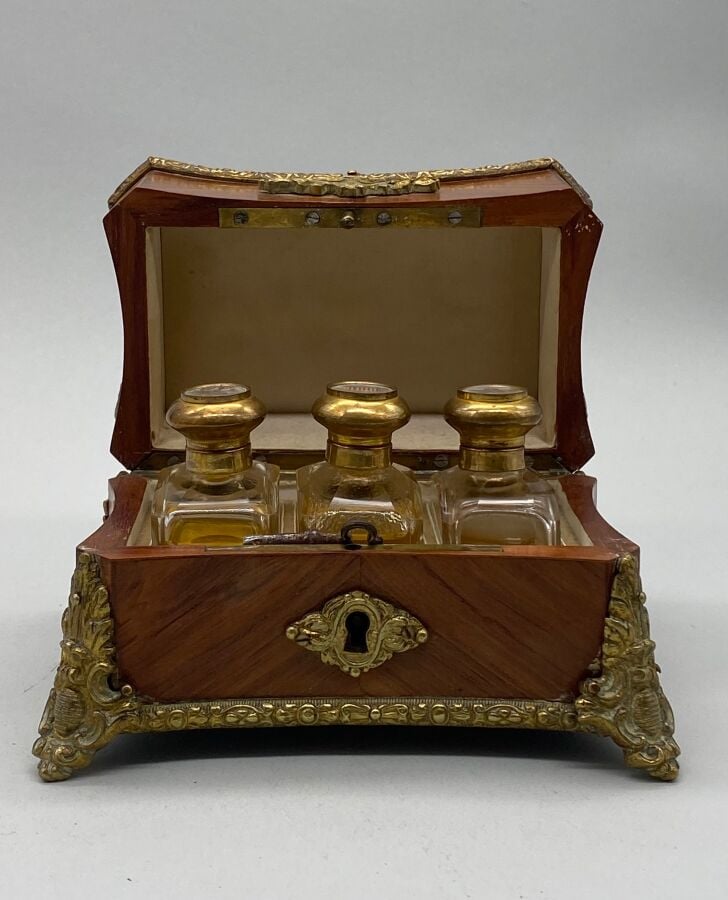 Coffret, époque Napoléon III - En marqueterie de bois de rose, travaillé et cin…