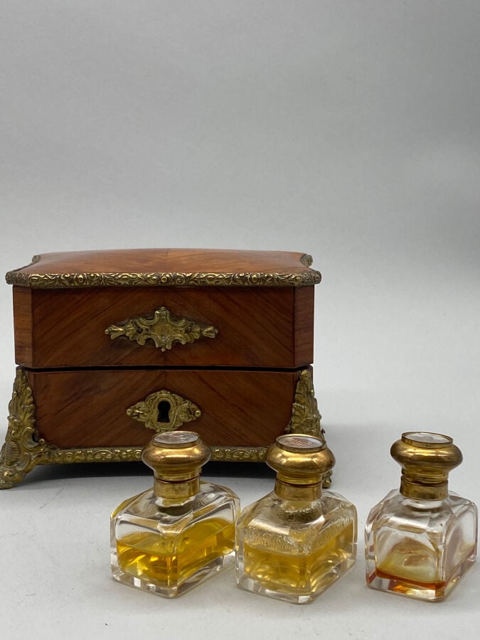 Coffret, époque Napoléon III - En marqueterie de bois de rose, travaillé et cin…