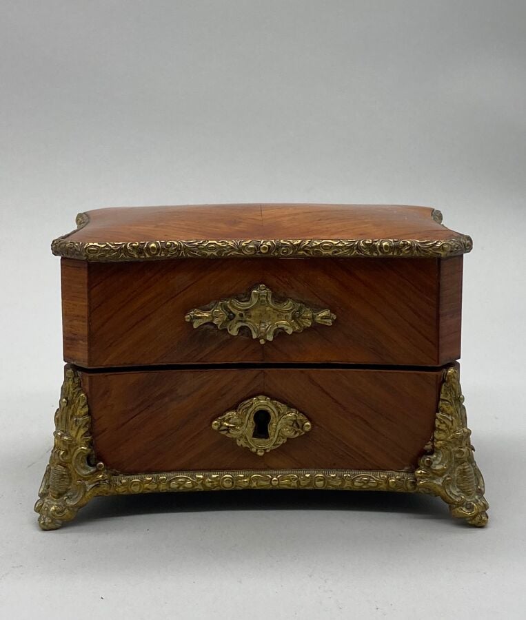 Coffret, époque Napoléon III - En marqueterie de bois de rose, travaillé et cin…