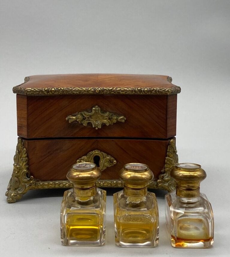 Coffret, époque Napoléon III - En marqueterie de bois de rose, travaillé et cin…