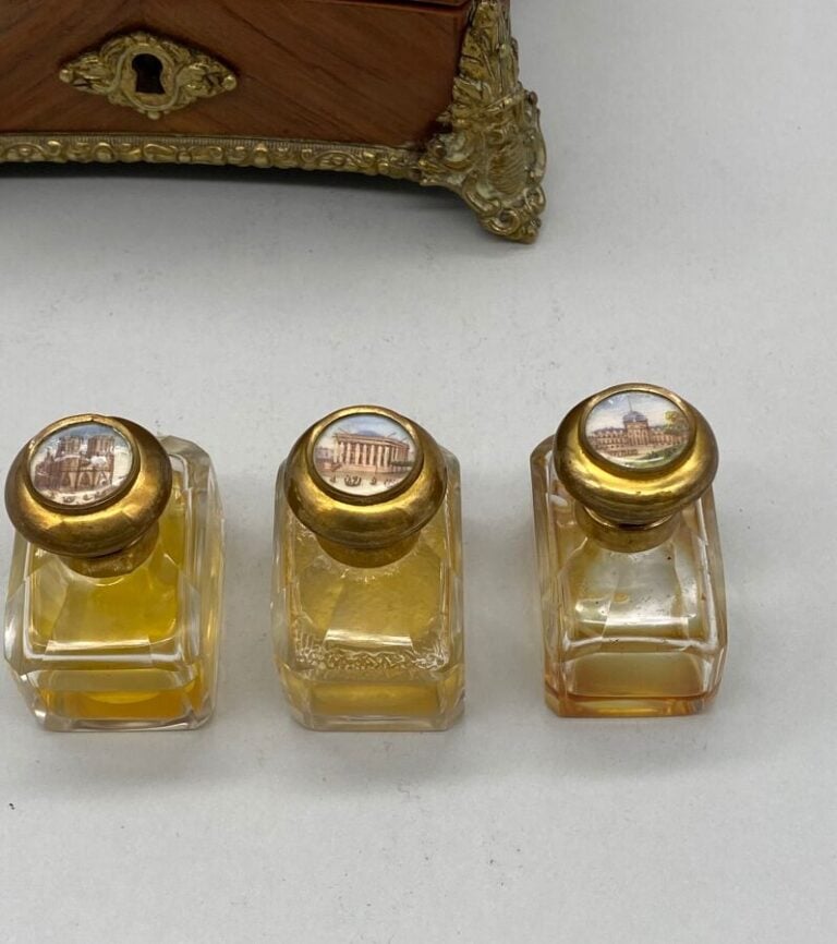 Coffret, époque Napoléon III - En marqueterie de bois de rose, travaillé et cin…