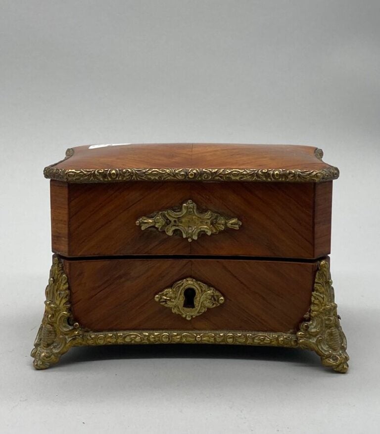 Coffret, époque Napoléon III - En marqueterie de bois de rose, travaillé et cin…