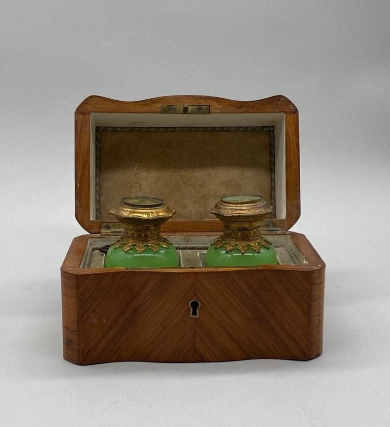 Coffret Napoléon III en bois de rose contenant deux flacons en opaline verte av…