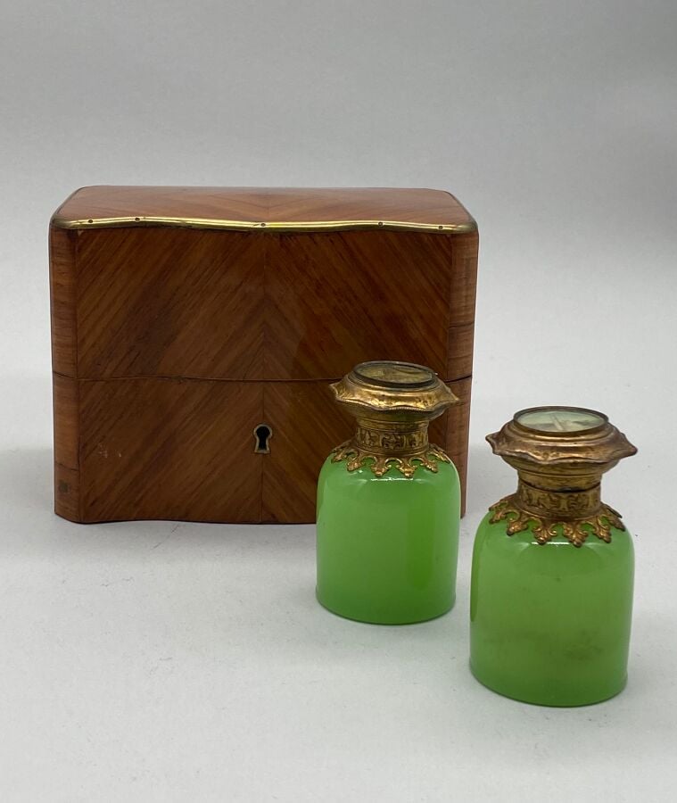 Coffret Napoléon III en bois de rose contenant deux flacons en opaline verte av…