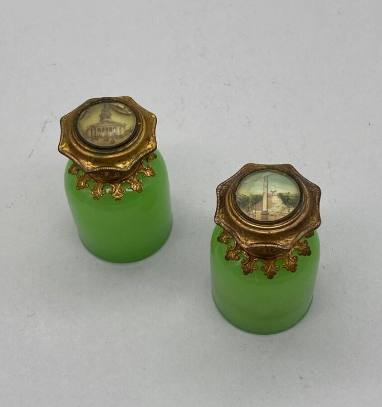 Coffret Napoléon III en bois de rose contenant deux flacons en opaline verte av…