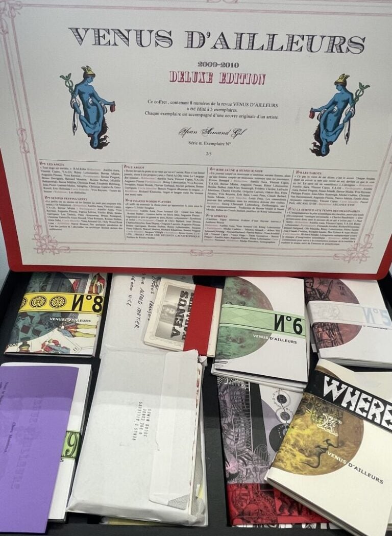 COLLECTIF - Venus d'ailleurs - Coffret contentant huit numéros de la revue Venu…