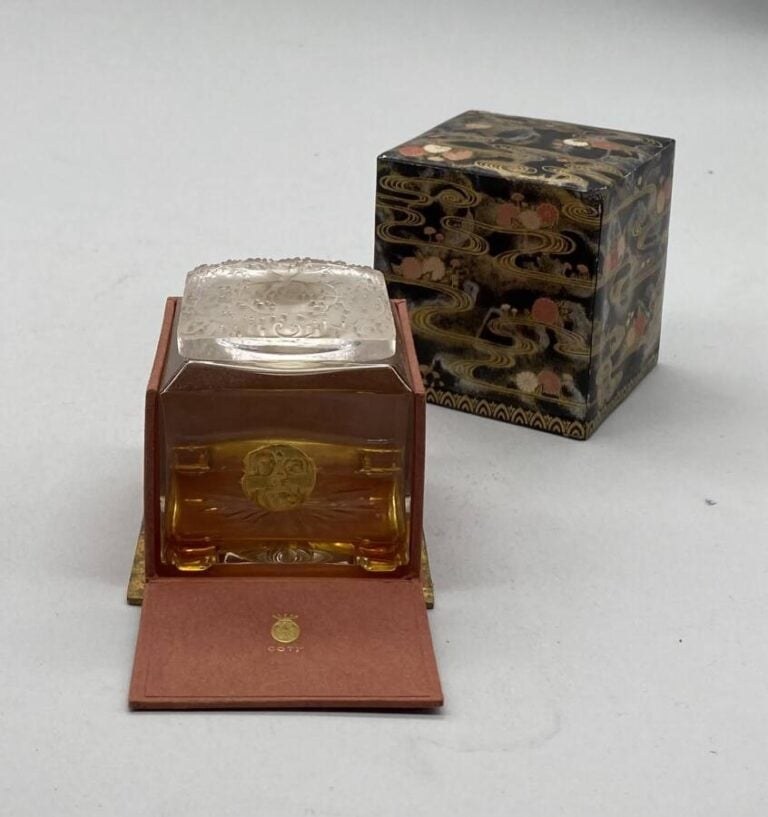 COTY, "L'origan"1 flacon cube en Baccarat large bouchon émeri fleuri, dans sa b…