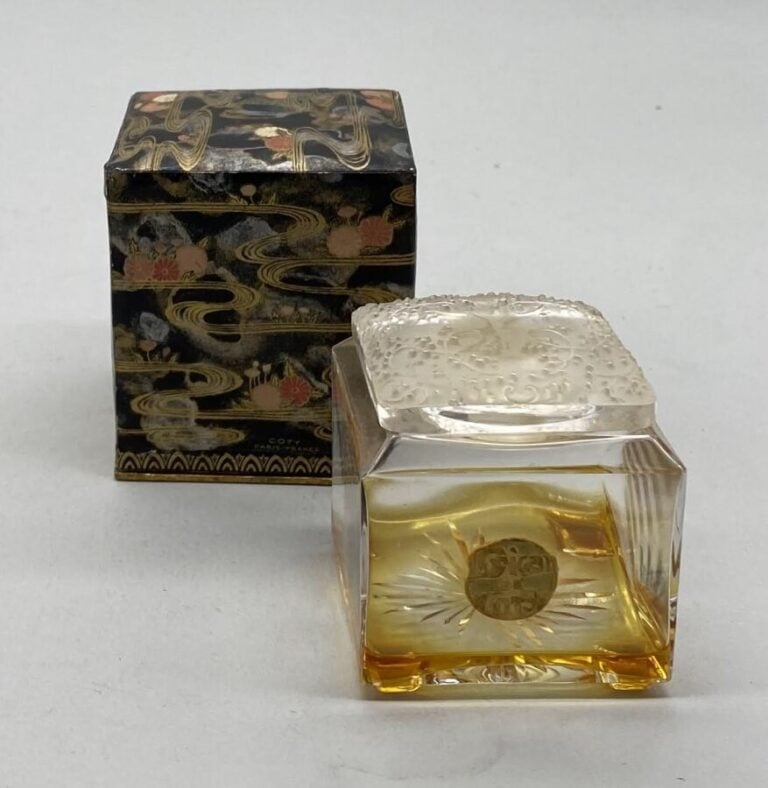 COTY, "L'origan"1 flacon cube en Baccarat large bouchon émeri fleuri, dans sa b…