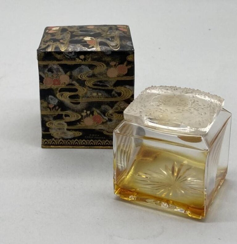 COTY, "L'origan"1 flacon cube en Baccarat large bouchon émeri fleuri, dans sa b…