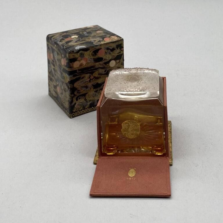 COTY, "L'origan"1 flacon cube en Baccarat large bouchon émeri fleuri, dans sa b…