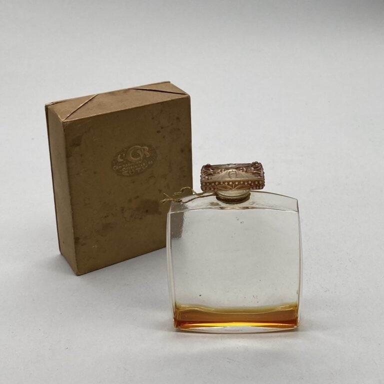 COTY. Lot comprenant 2 flacons Lalique pour Coty en boite d'origine : - "L'or"…
