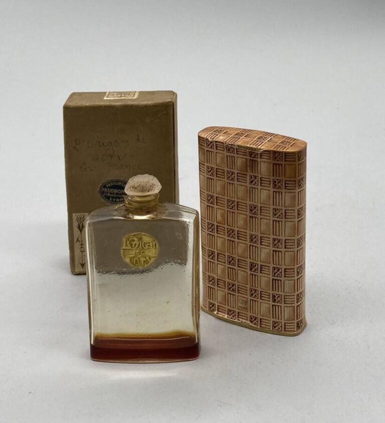 COTY. Lot comprenant 2 flacons Lalique pour Coty en boite d'origine : - "L'or"…