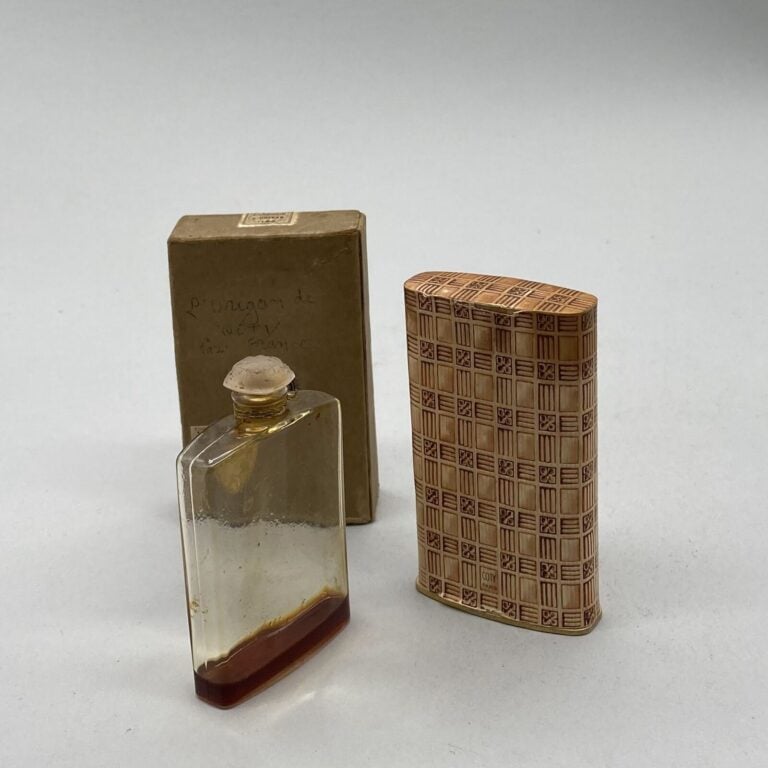 COTY. Lot comprenant 2 flacons Lalique pour Coty en boite d'origine : - "L'or"…