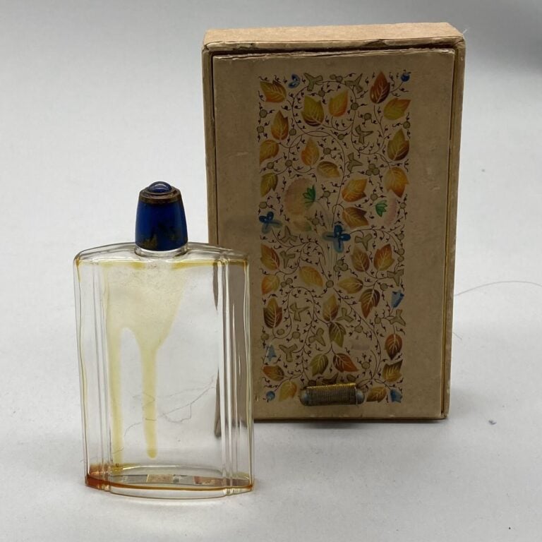 COTY Lot comprenant 3 boites dont 2 flacons, 1 flacon Lalique pour "Paris" h :8…