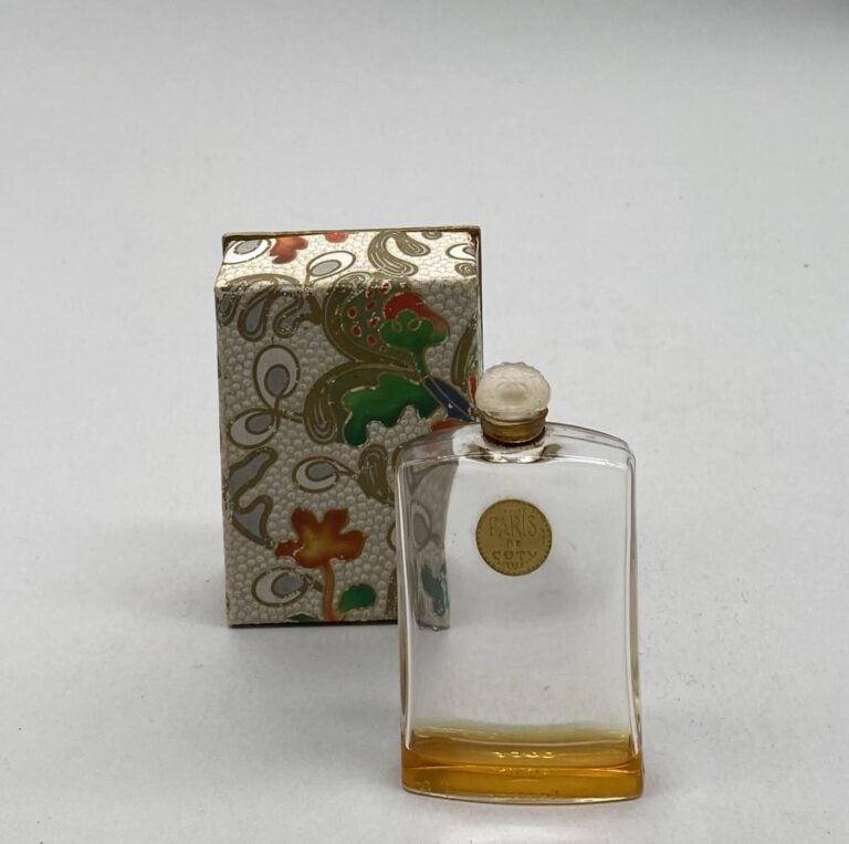 COTY Lot comprenant 3 boites dont 2 flacons, 1 flacon Lalique pour "Paris" h :8…