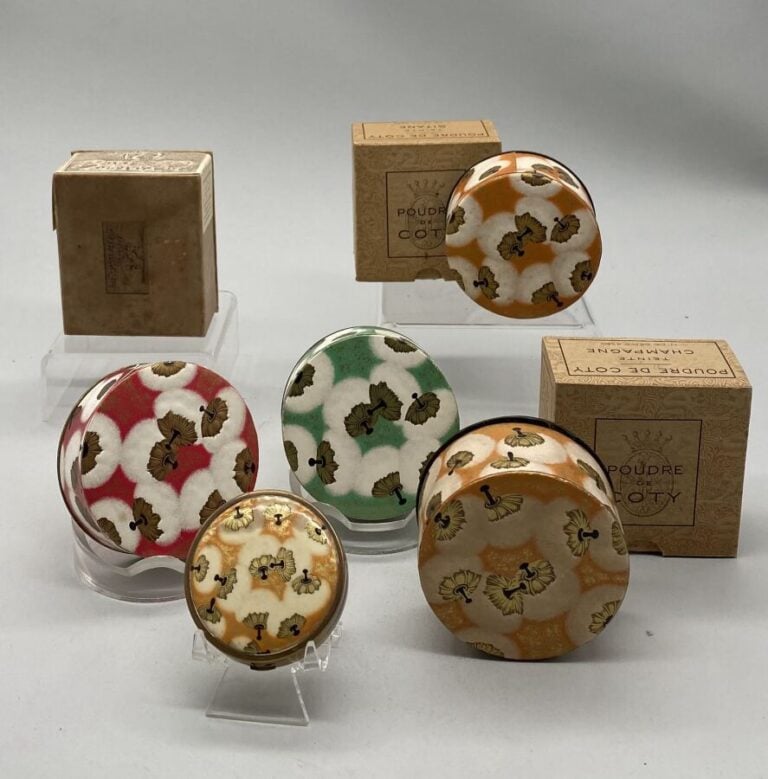 COTY.6 boites à poudre, pour," teinte gitane", "teinte champagne", en boîte d'o…