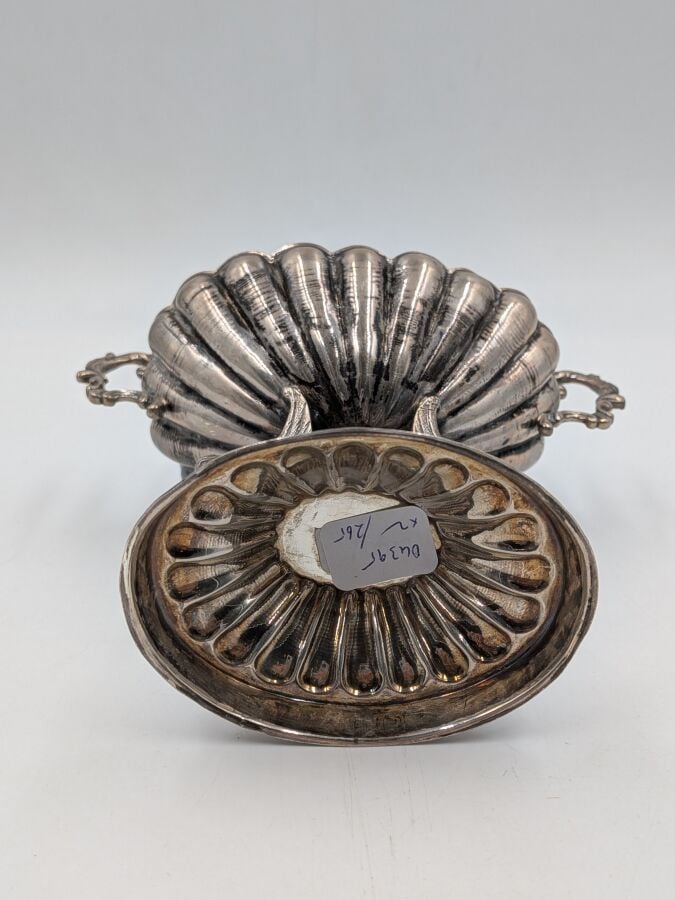 COUPE ovale en argent (minimum 800‰) godronné à deux anses feuillagées détachée…