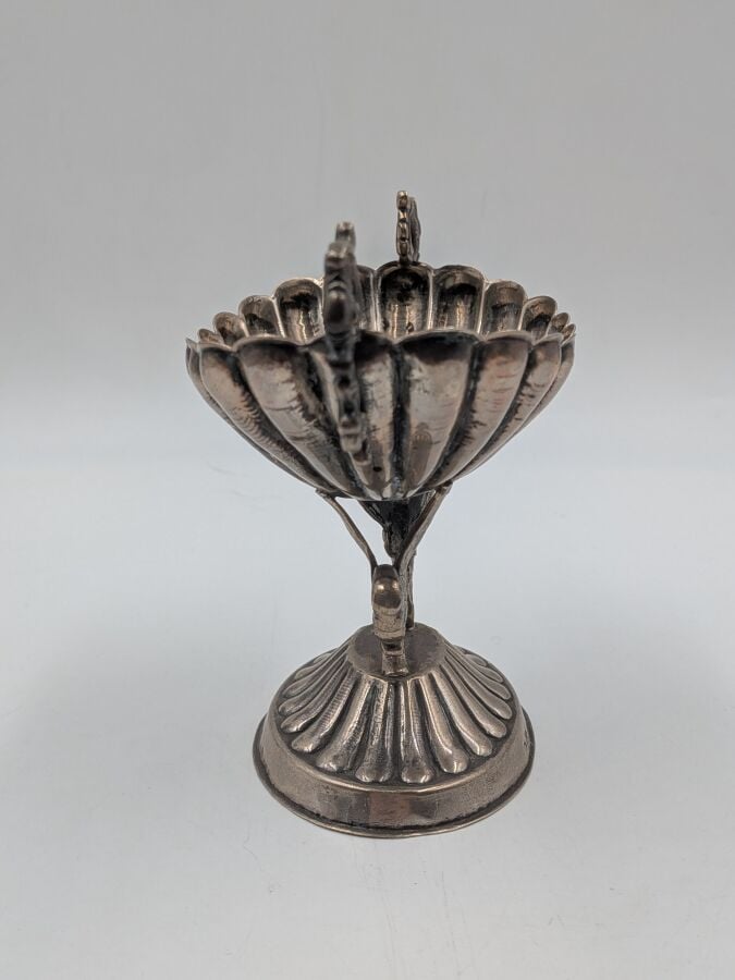 COUPE ovale en argent (minimum 800‰) godronné à deux anses feuillagées détachée…