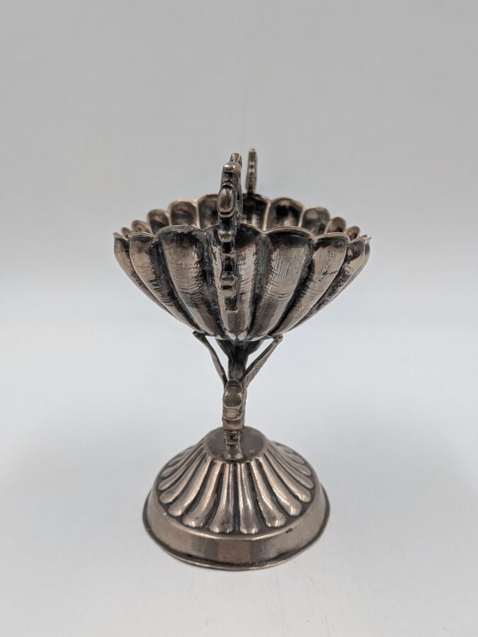 COUPE ovale en argent (minimum 800‰) godronné à deux anses feuillagées détachée…
