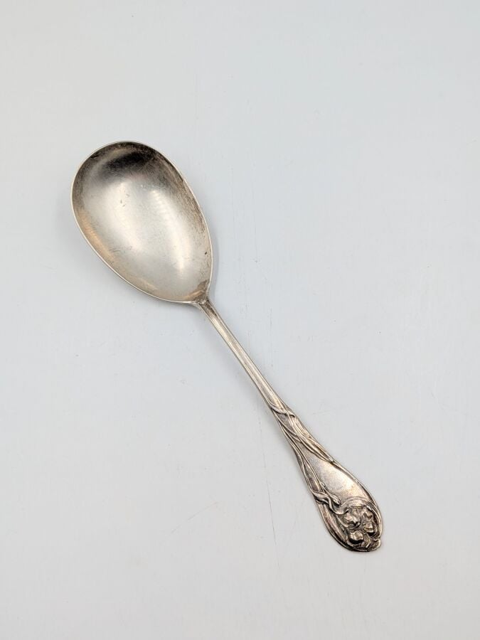 COUPE ovale en argent (minimum 800‰) godronné à deux anses feuillagées détachée…