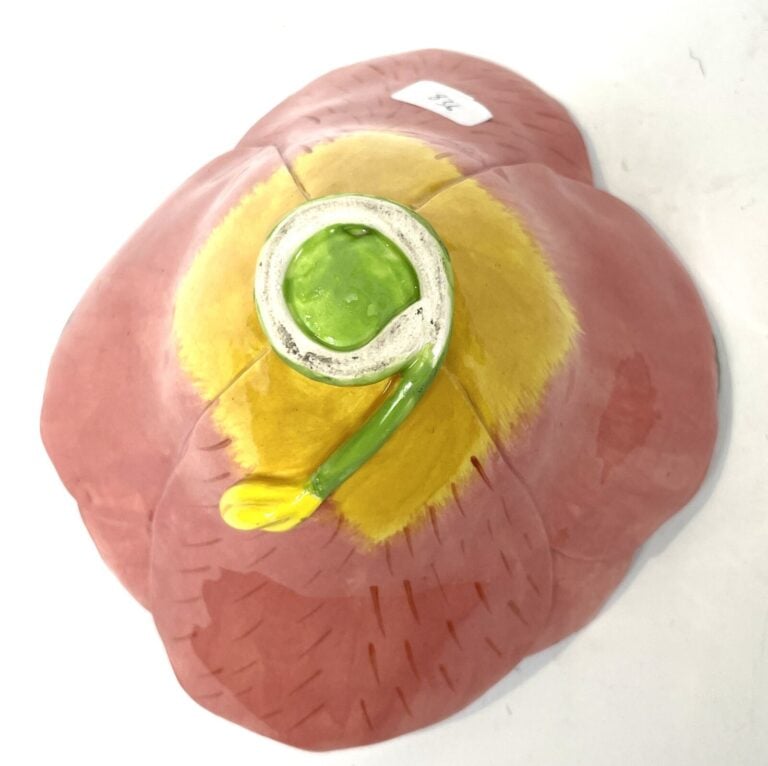 COUPELLE corolle en céramique émaillée polychrome. Hauteur : 10 cm - On joint u…