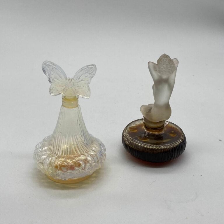 DE MOLINES Paris, pour "Cuir fin de France", vers 1950, flacon en verre blanc c…
