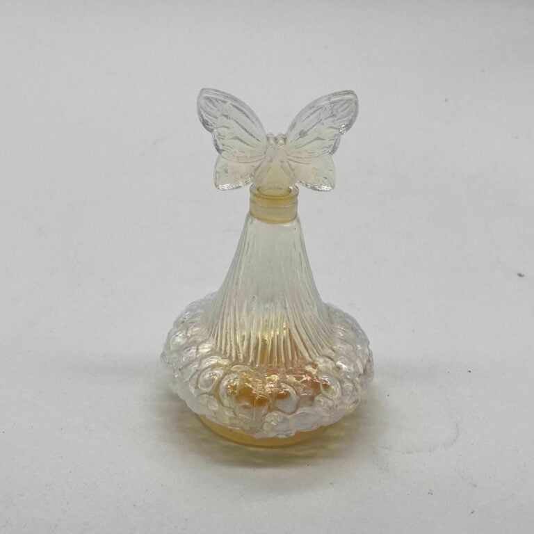 DE MOLINES Paris, pour "Cuir fin de France", vers 1950, flacon en verre blanc c…