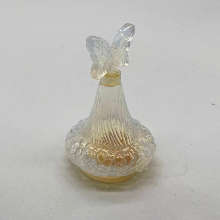 DE MOLINES Paris, pour "Cuir fin de France", vers 1950, flacon en verre blanc c…