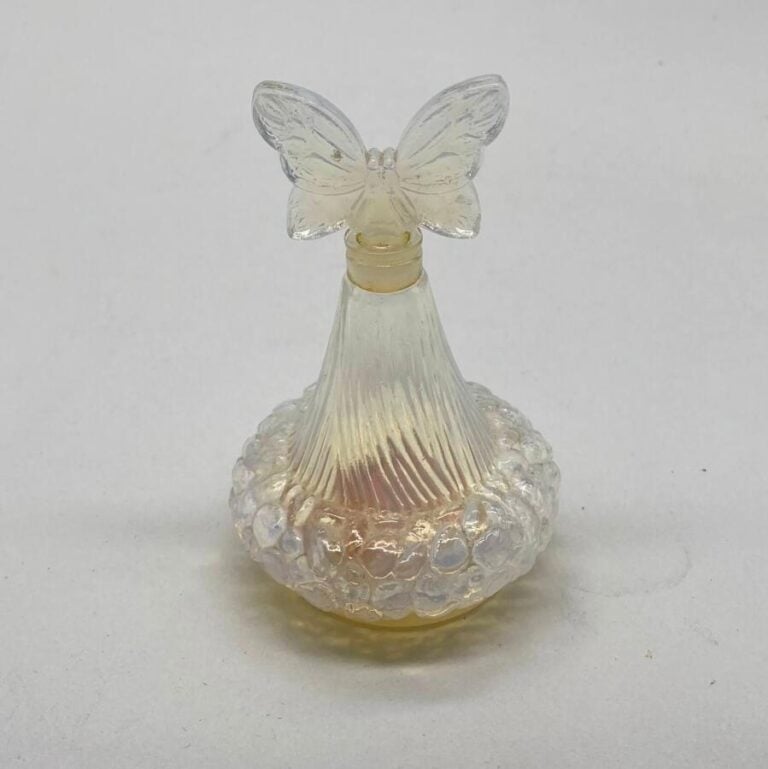 DE MOLINES Paris, pour "Cuir fin de France", vers 1950, flacon en verre blanc c…