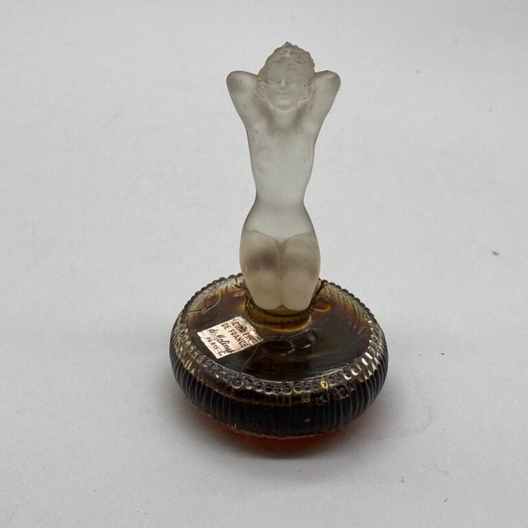 DE MOLINES Paris, pour "Cuir fin de France", vers 1950, flacon en verre blanc c…